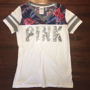 PINK floral v-neck t-shirt! in great shape