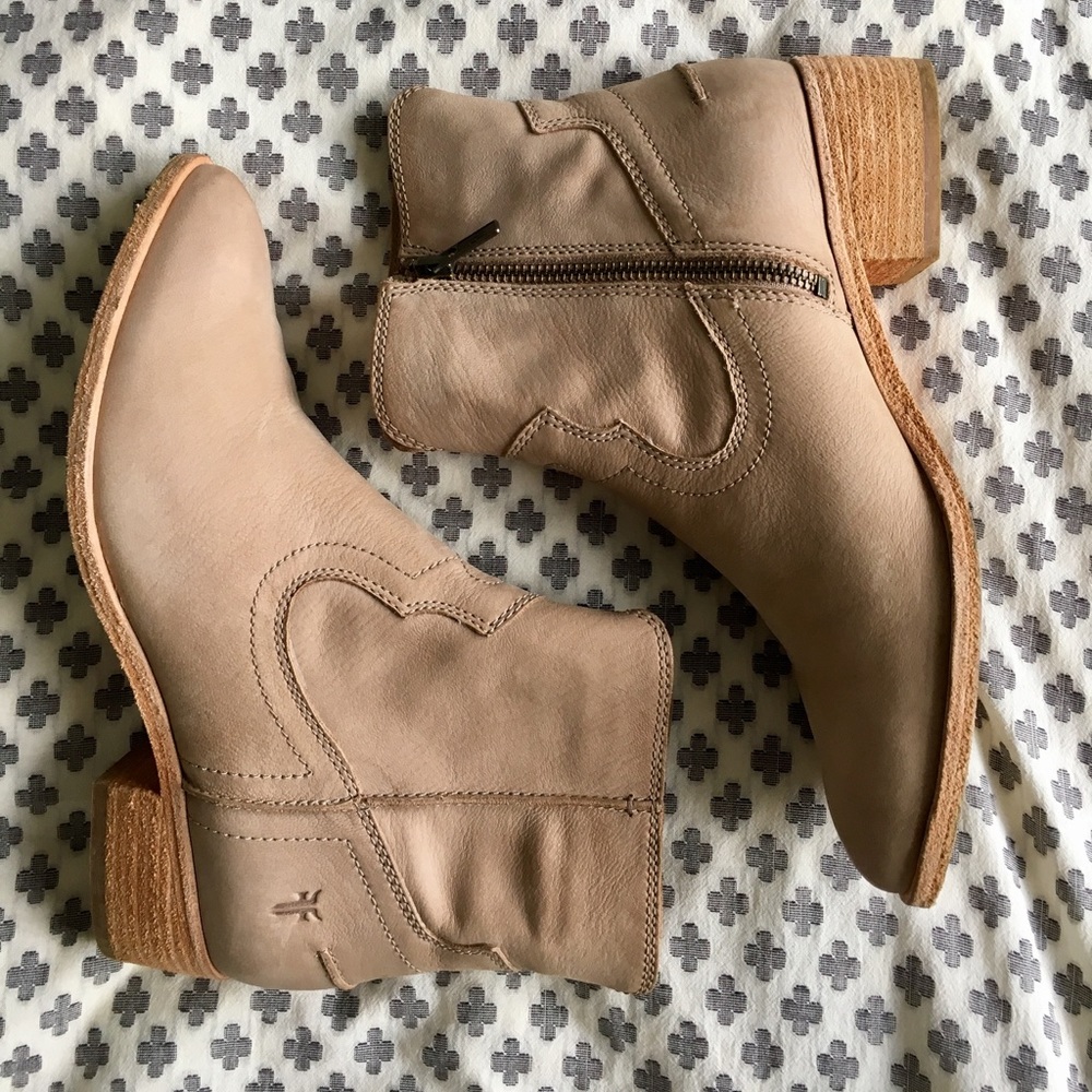 Frye Ray Seam Short in Gray Leather