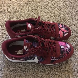 Nike Internationalist Sneakers