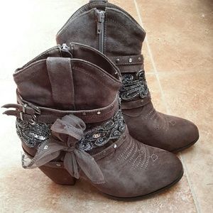 Fashion Cowboy boots size 7.5 brown suede