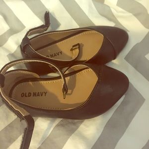 Size 5 pointy toe flats. Old navy.