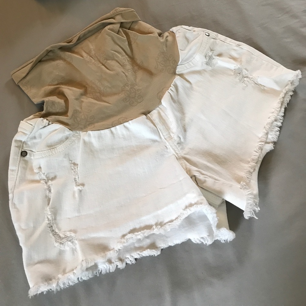 Maternity shorts white size large! ADORABLE!!!