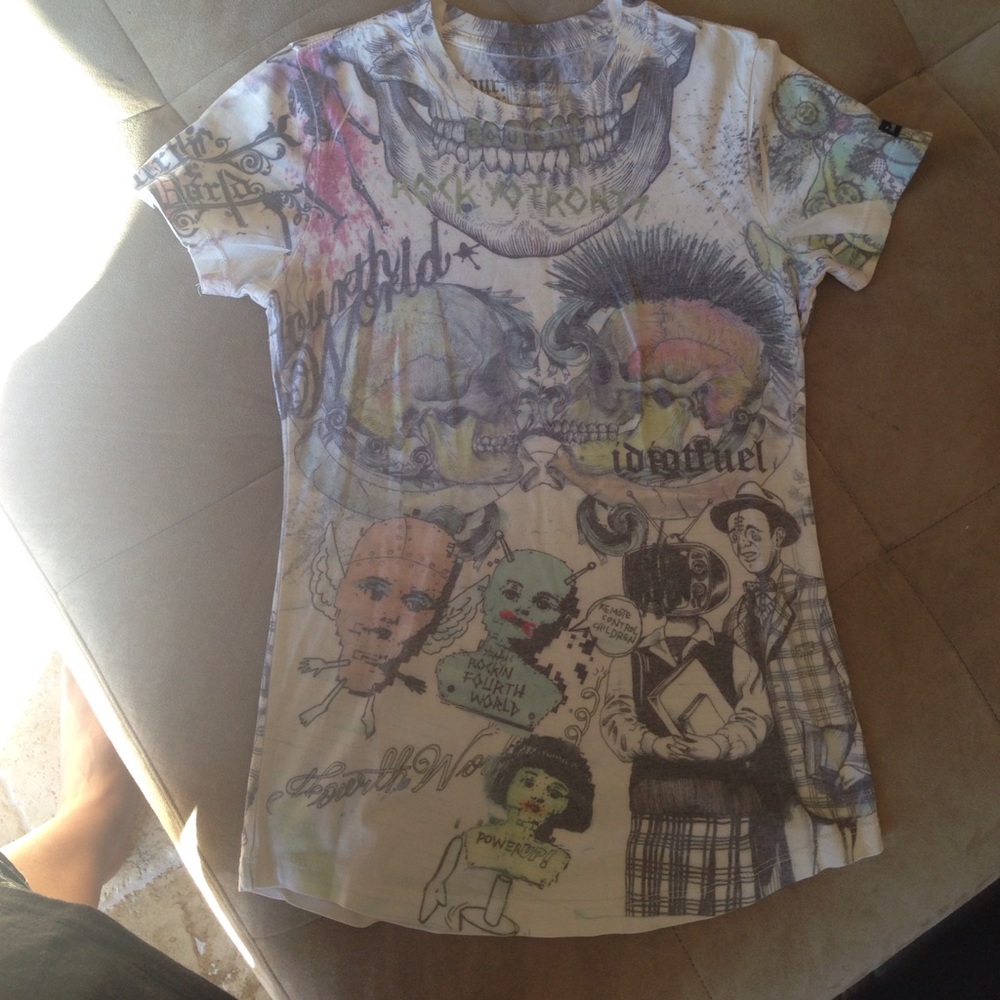 T-shirt, size small. Like new.