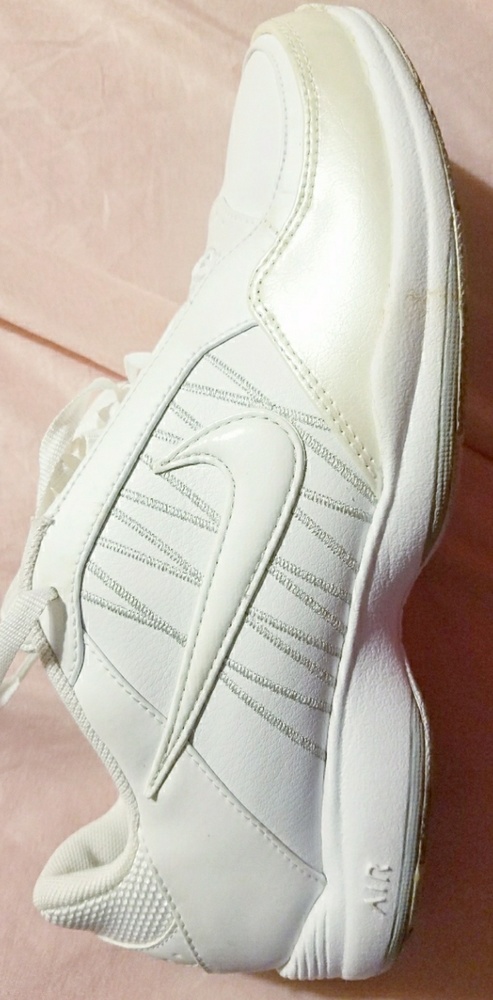 White and light cream air nike sz 6