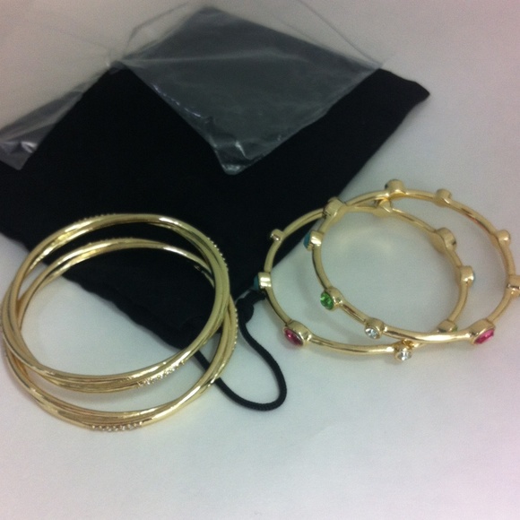 CN Jewelry - New in package designer look set of 4 bangles