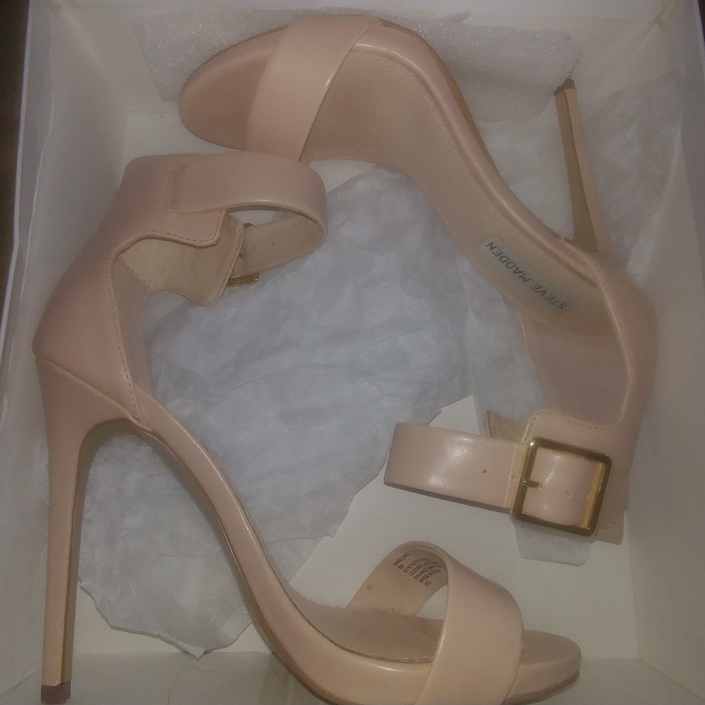 Size 8 Steve Madden Marlenee sandals in blush.