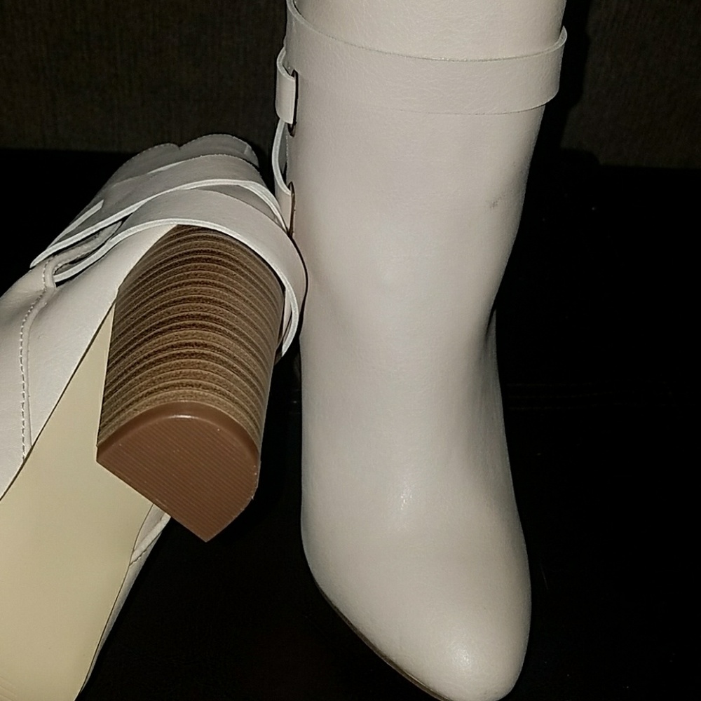 BOOTS - Picture 7 of 8