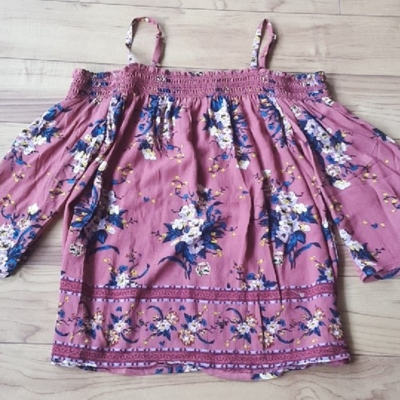 Beautiful Off The Shoulder Blouse - Picture 2 of 2