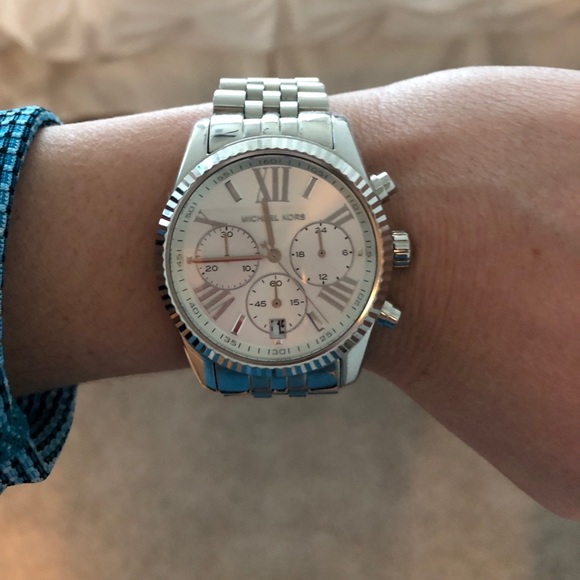 Sliver Michael Kors watch - Picture 1 of 3