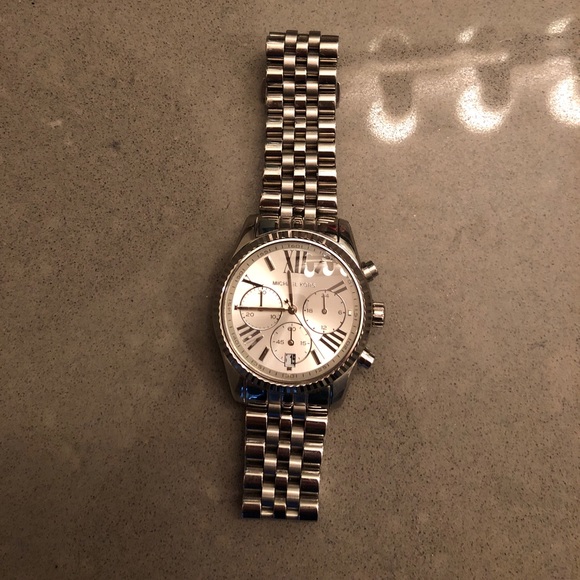 Sliver Michael Kors watch - Picture 2 of 3