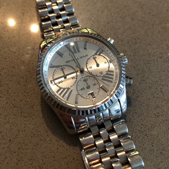 Sliver Michael Kors watch - Picture 3 of 3