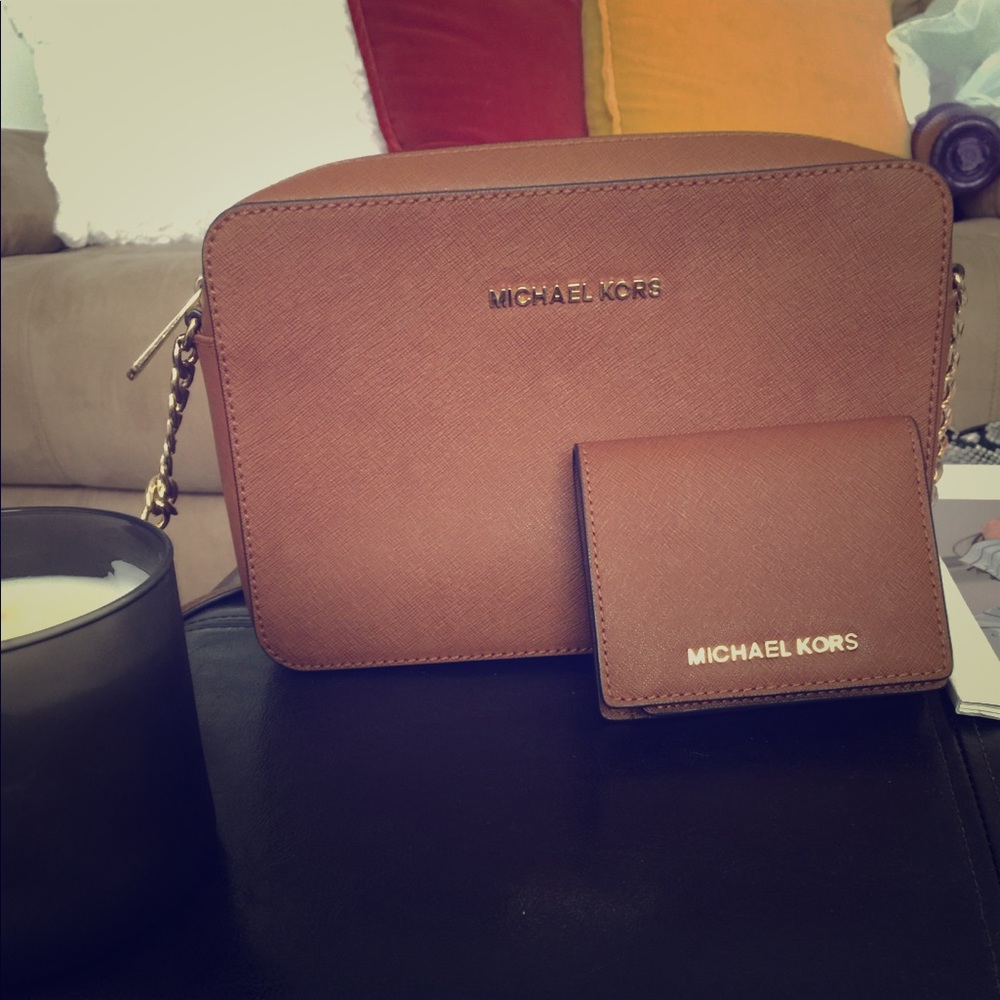Beautiful Michael Kors Crossbody set!