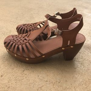 Bare traps wedge/clog sandals, size 8 EUC