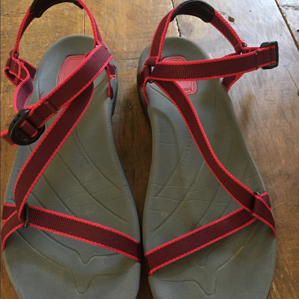 Gorgeous red teva sandals