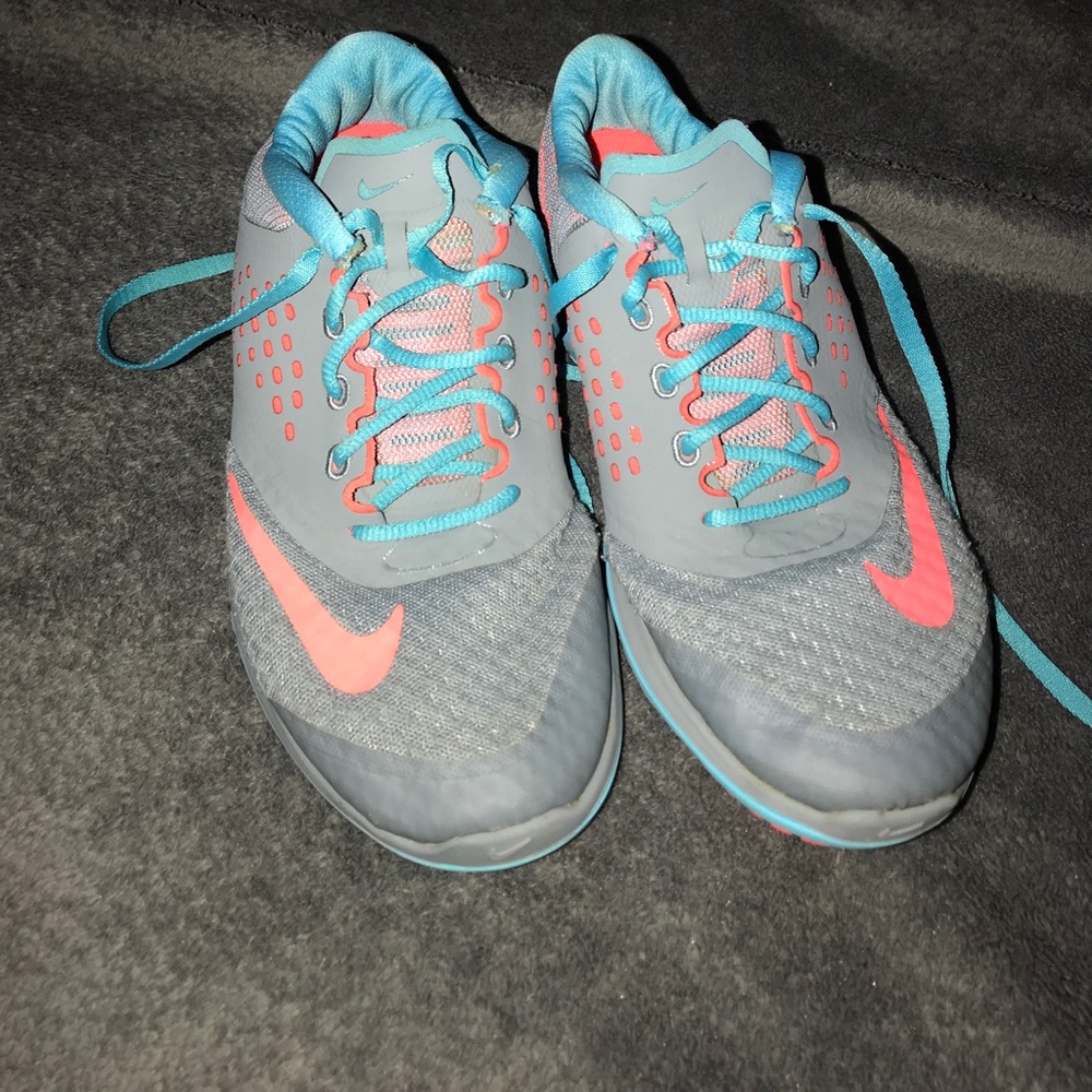 Women’s nike tennis shoes