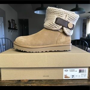 BRAND NEW NEVER WORN W SHAINA SIZE 7 UGGS