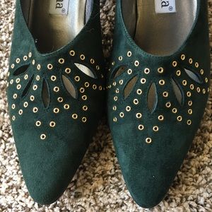 Size 6 d'Rossana green suede kitten heels.