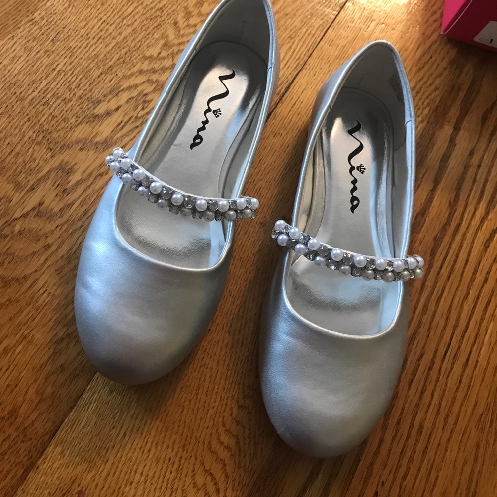 Nina girls dress shoe in silver SZ 2 worn once!!!