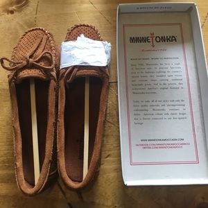 NWT Minnetonka perforated moccasin  size 7.5