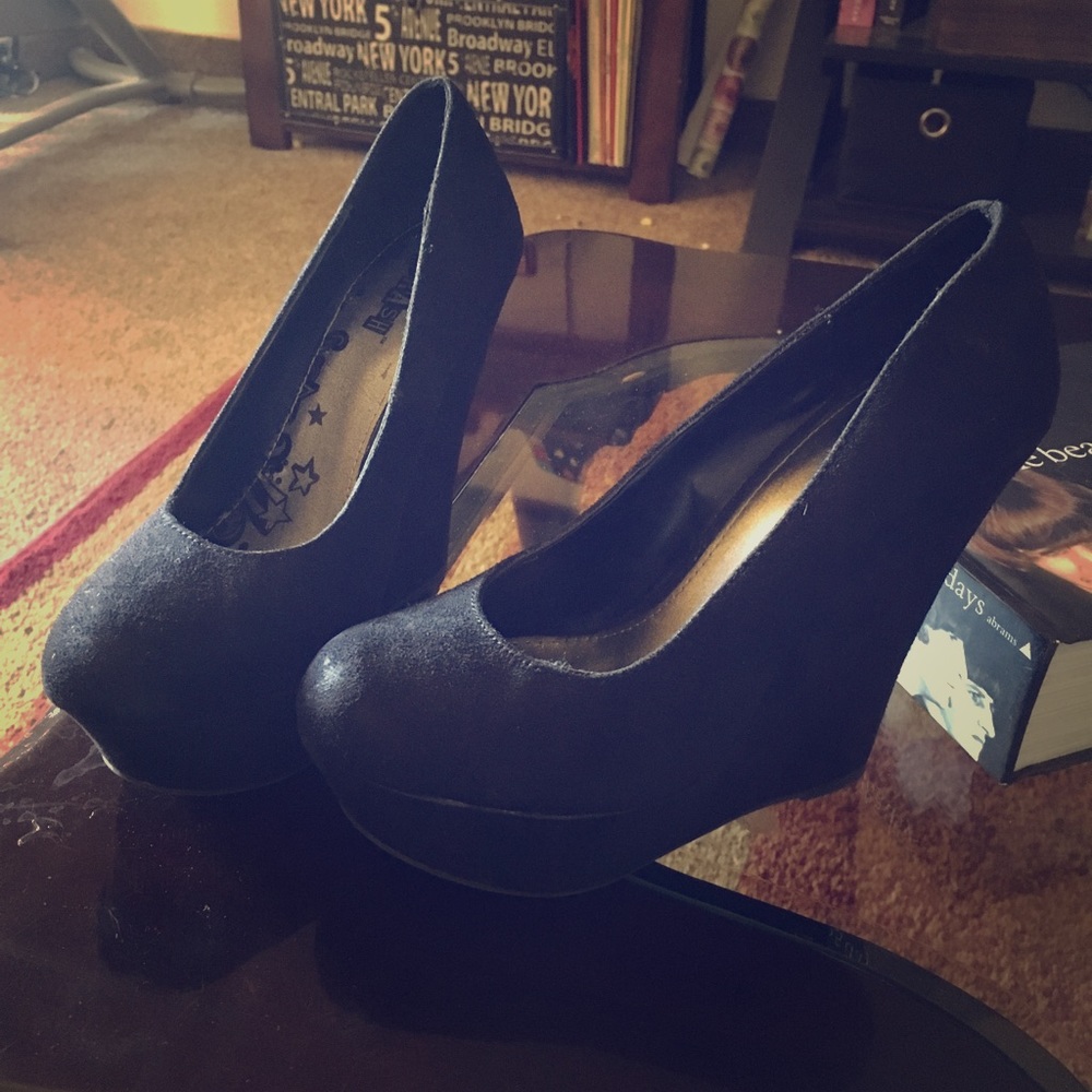 black wedges