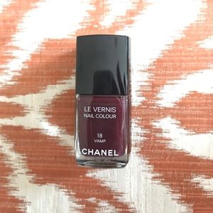 CHANEL Le Vernis Nail Polish: 18 VAMP