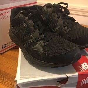 Size 9 men’s new balance running sneakers. NWT