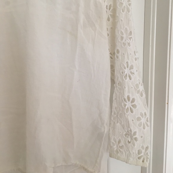 ❤️Lucky Brand White Blouse w/ Flower Design - Picture 4 of 5