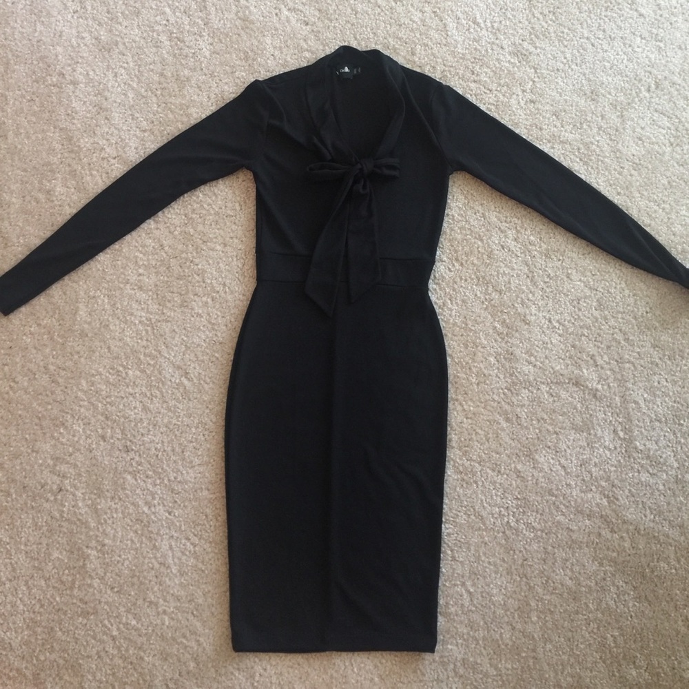 Fitted dress with pussy-bow