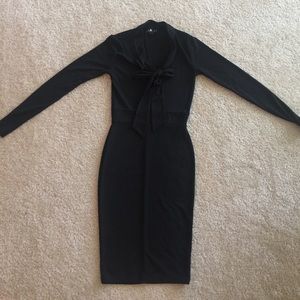 Fitted dress with pussy-bow