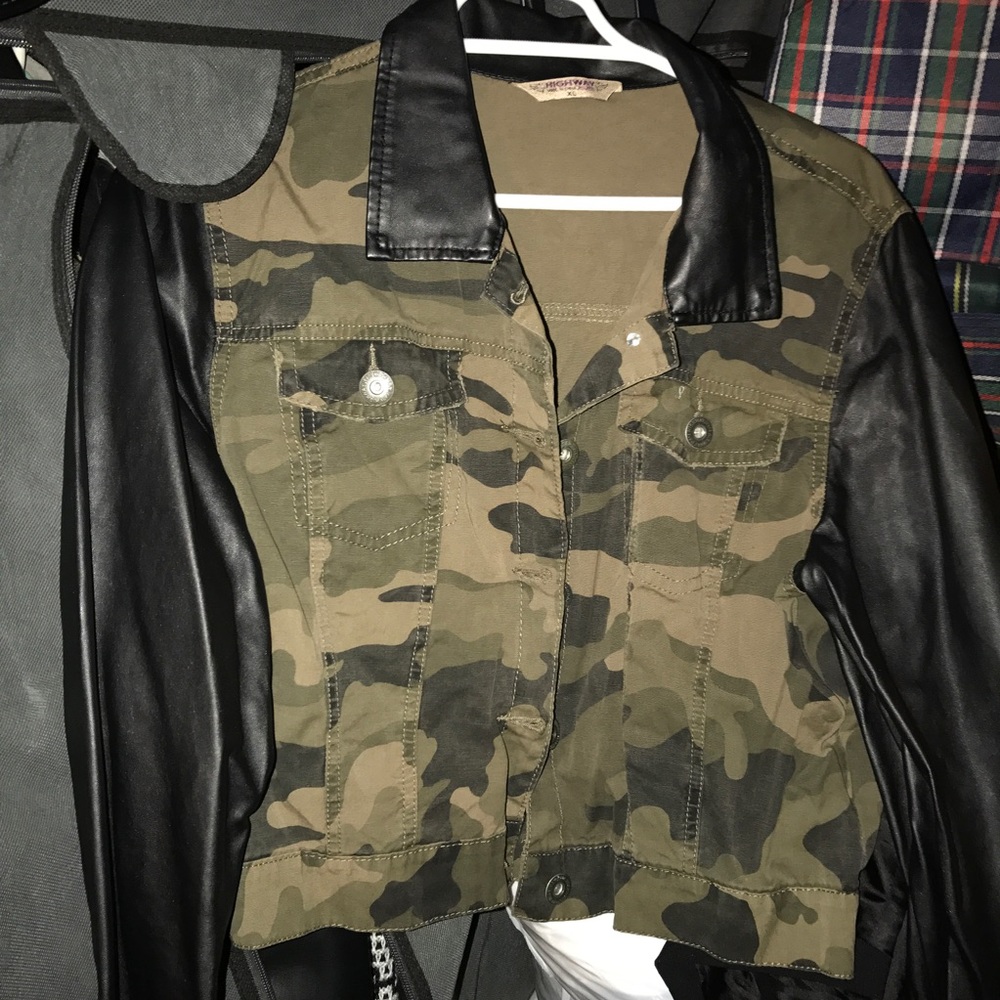 ‼️SALE‼️Cropped camo jacket w/ pleather sleeves