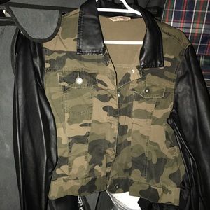 ‼️SALE‼️Cropped camo jacket w/ pleather sleeves