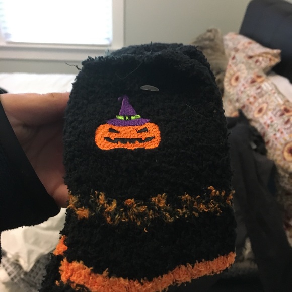 Never worn spooky fuzzy socks - Picture 1 of 2