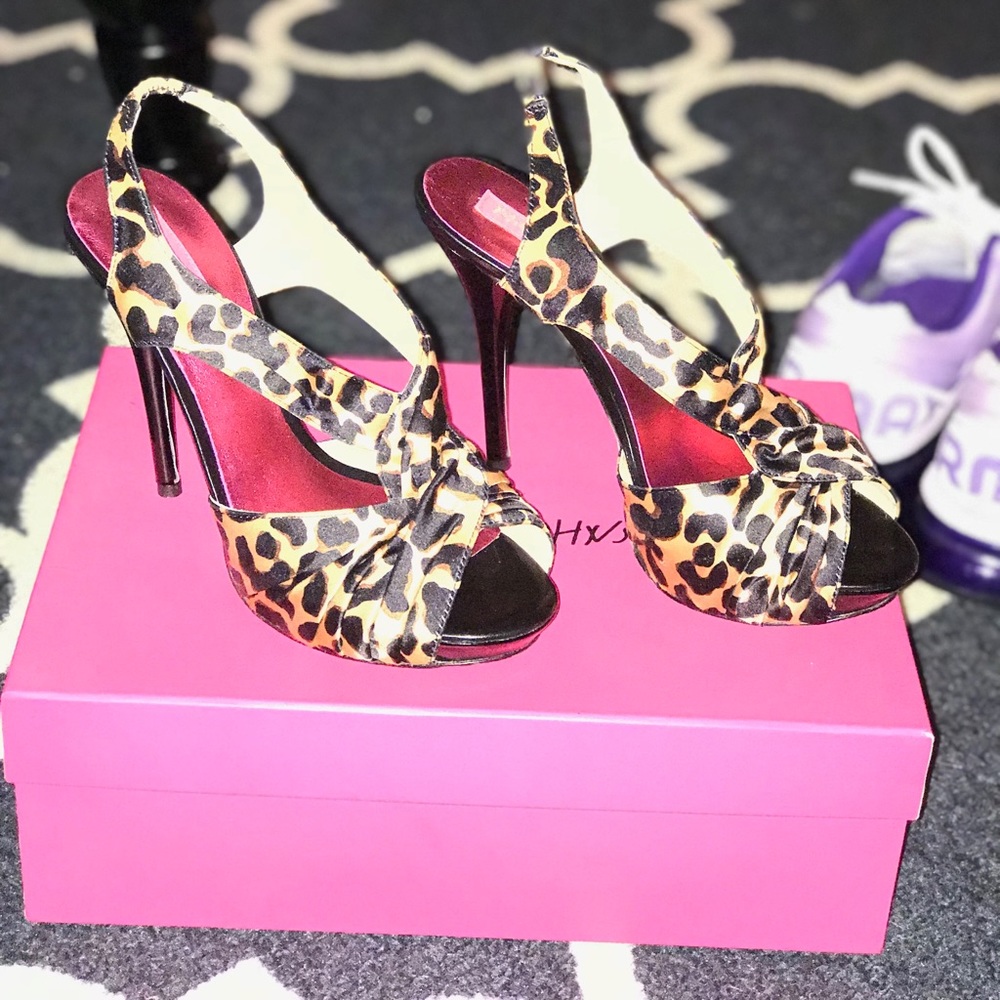 Betsy Johnson leopard heels 😍