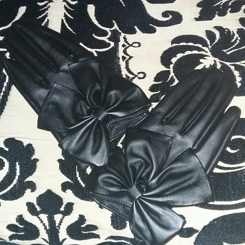 Black gloves with bows