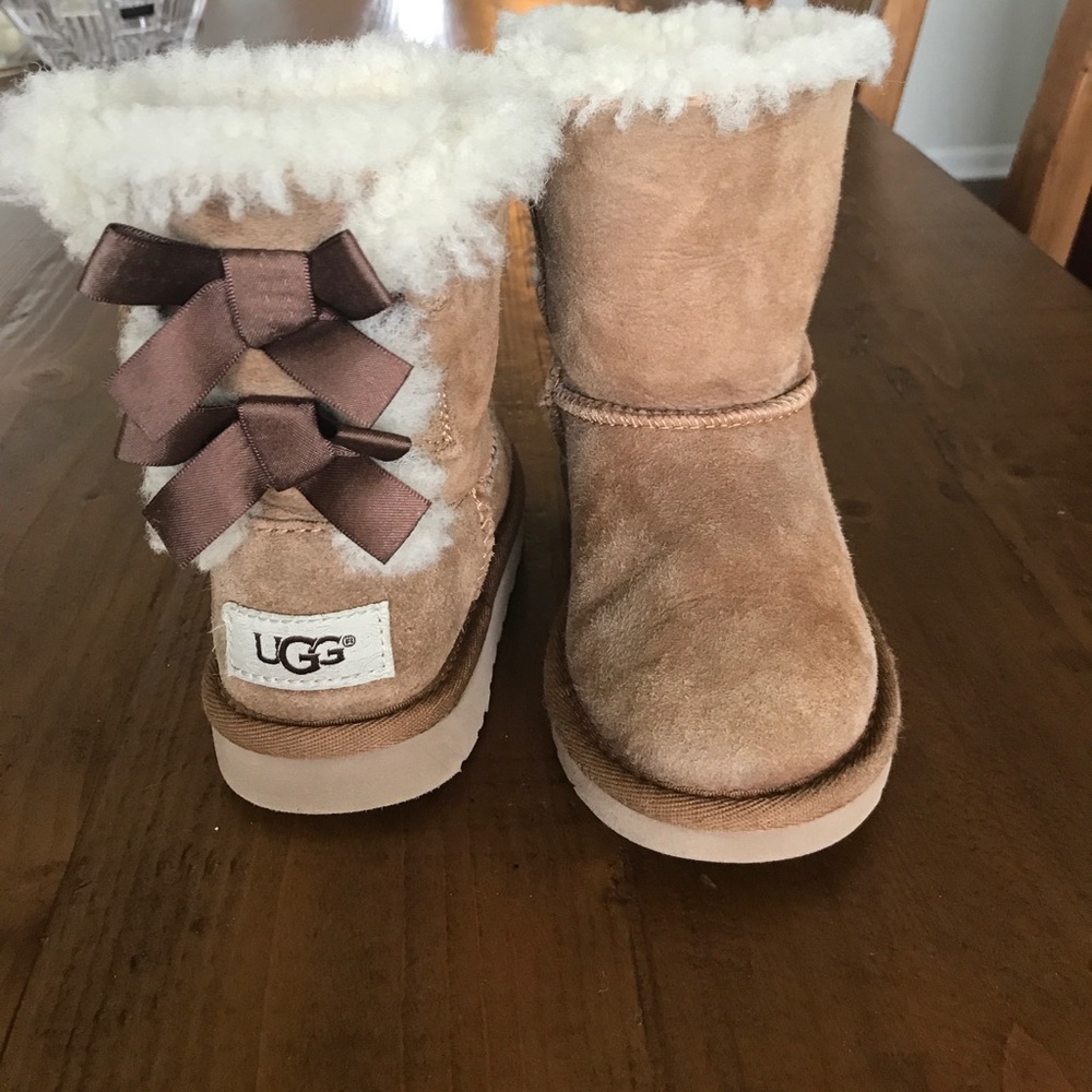 UGG Bailey Bow - great condition - chestnut color