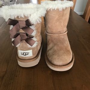 UGG Bailey Bow - great condition - chestnut color