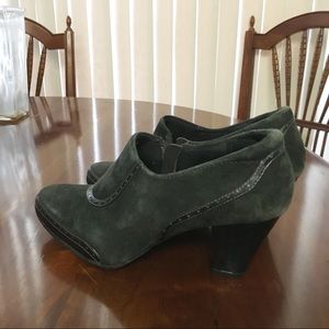 NWOT Dk Green Clarks  Booties
