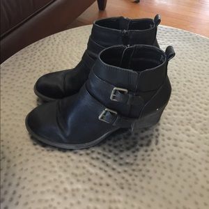 🚫sold🚫White Mountain “Applaud” Black Booties