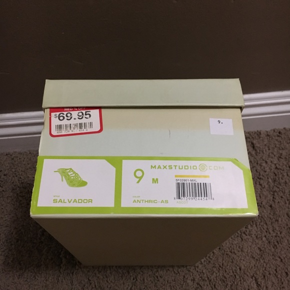 Maxstudio Gunmetal sandals size 9M - Picture 7 of 7