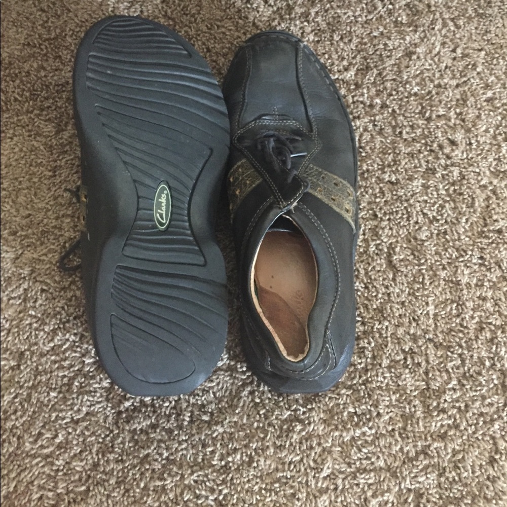 Men's size 9 Clarks shoes