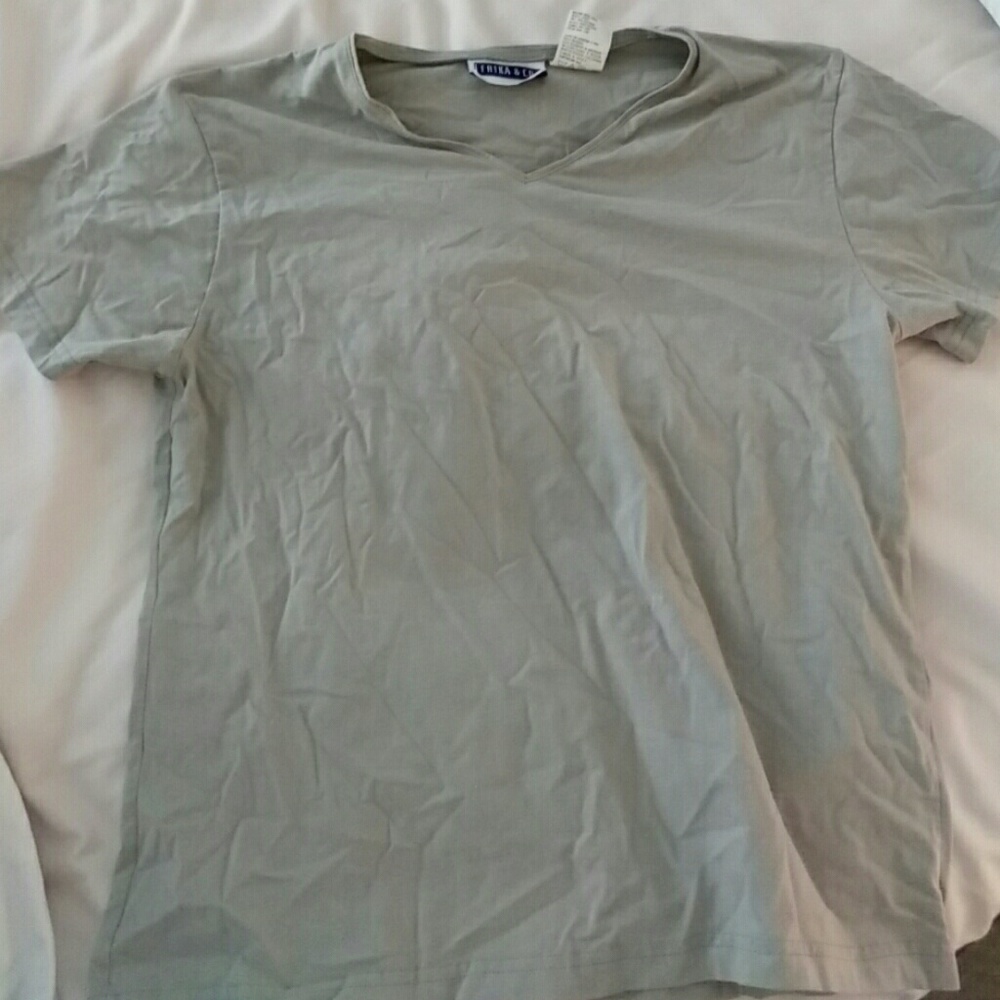 Short sleeved V-neck tee - preloved