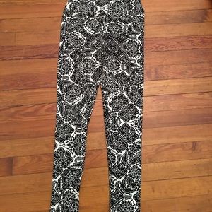 Lularoe black and white leggings OS