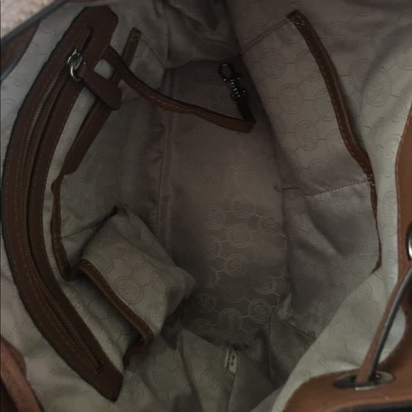 Michael Kors Jules Leather Bucket Handbag - Picture 2 of 2