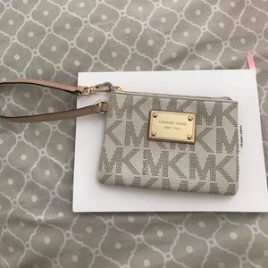 Micheal Kors wristlet