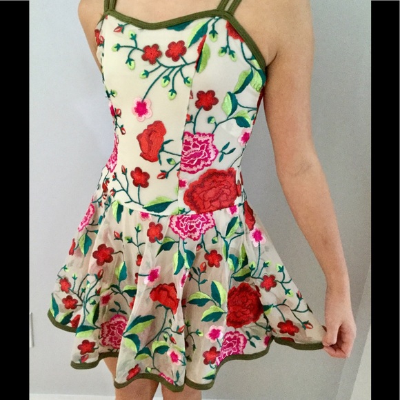 Dance costume - Picture 1 of 3