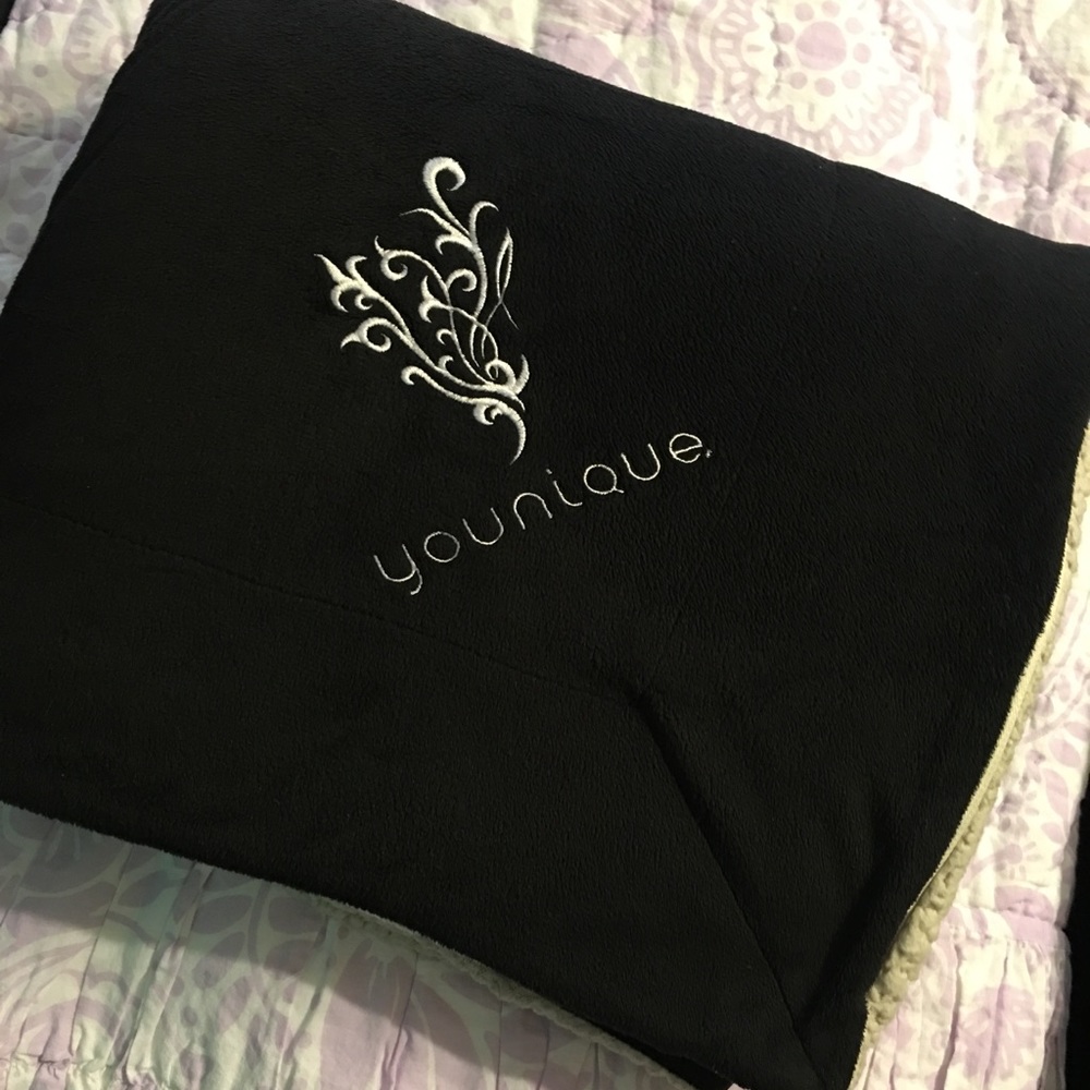 Black Younique Presenter Blanket