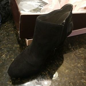 Bandolino suede with black patent leather