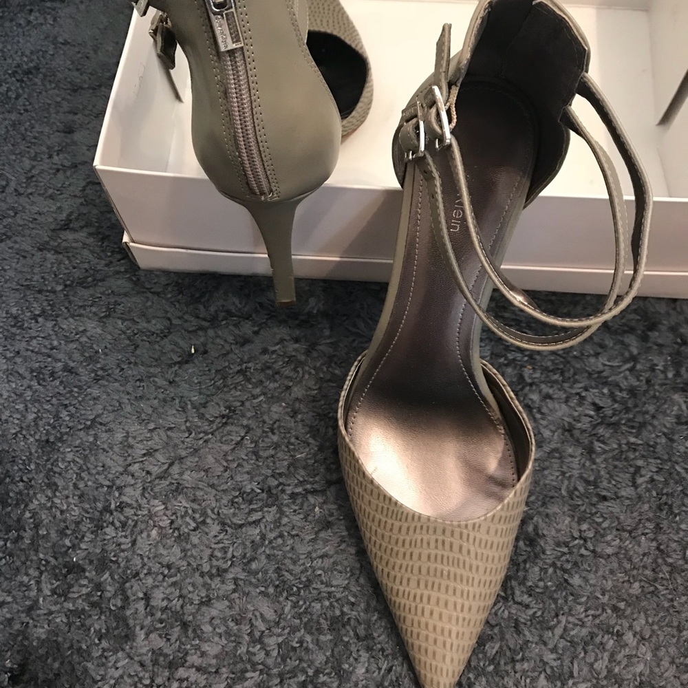 Calvin Klein Pump. Size 11.