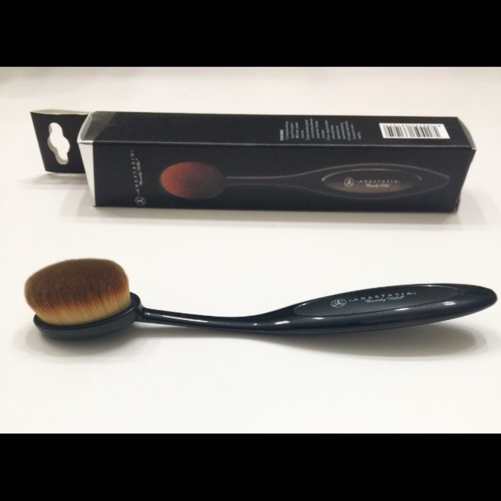 Oval makeup brush