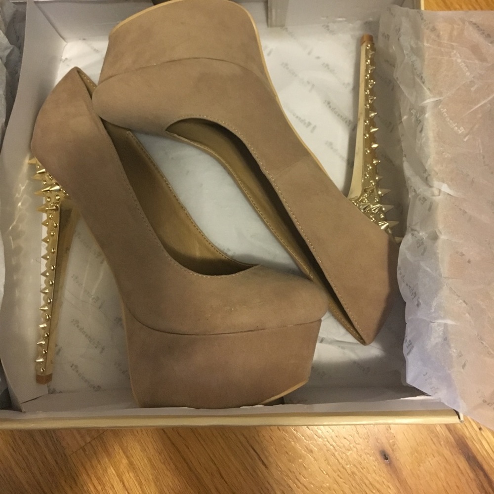 Platform heel tan and gold! Spiked!